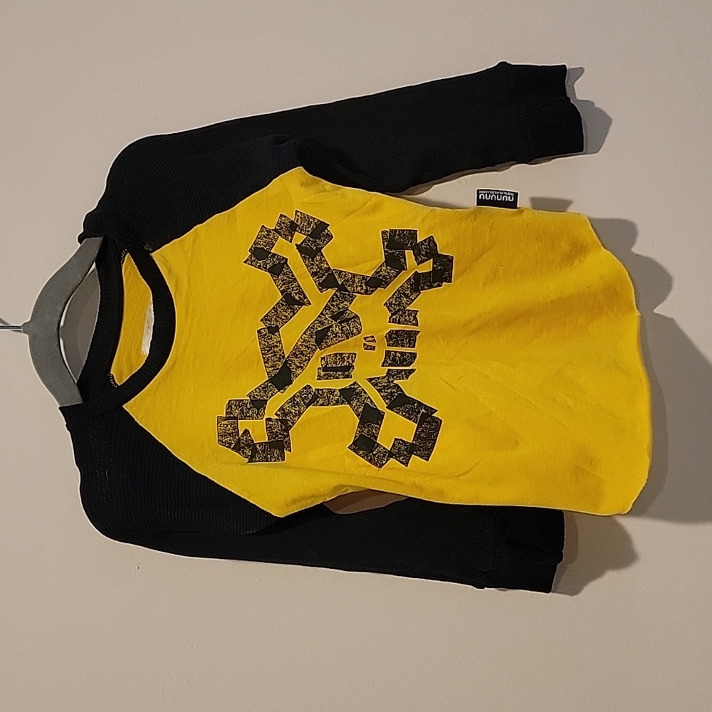 Nununu Size 18-24 yellow and black long sleeve shirts with skull